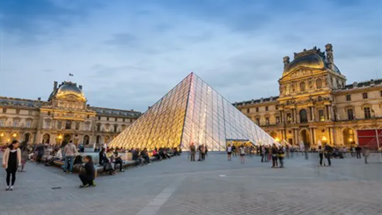 Louvre, Paris (file)