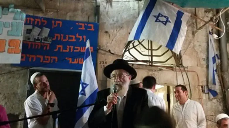 הרב אריה שטרן בזירת הרצח