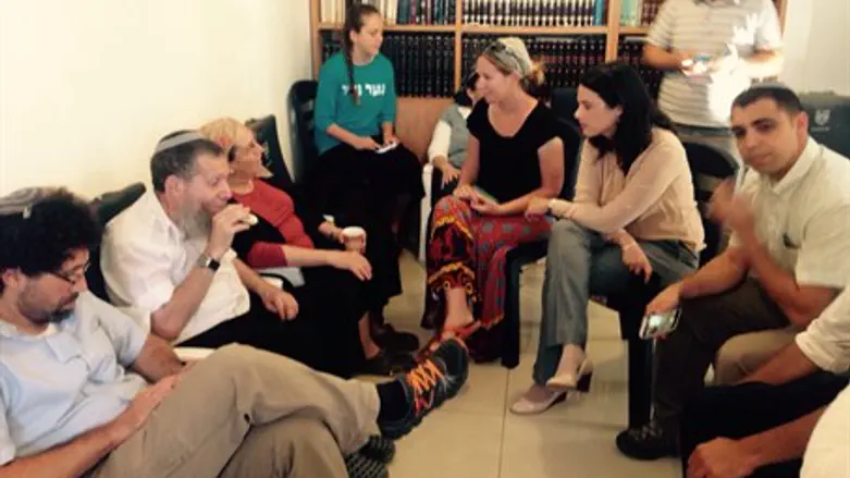 Айелет Шакед в доме семьи Хенкин