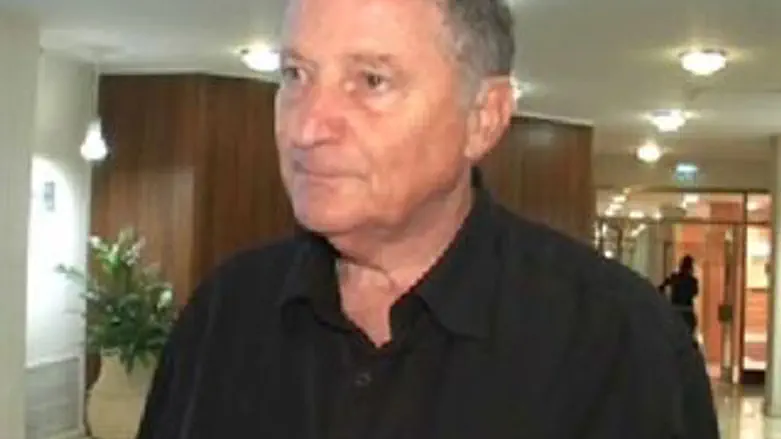 נאבק. רן ארז.