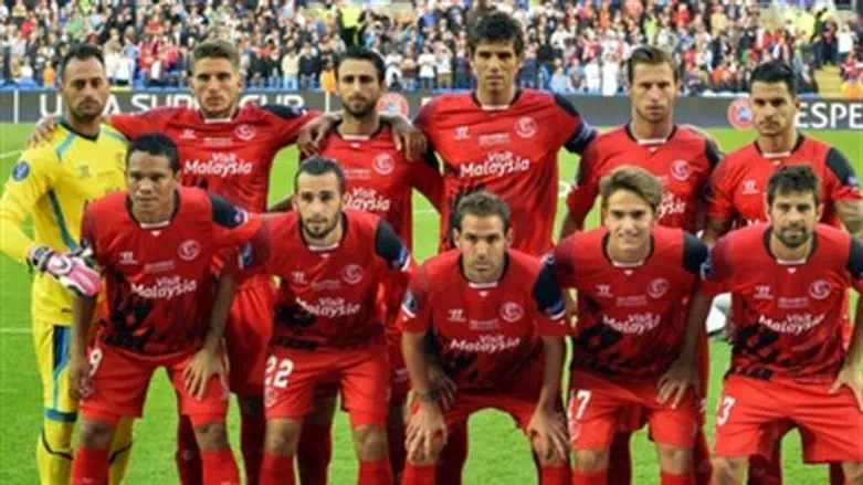 שחקני סביליה עם החסות המלזית