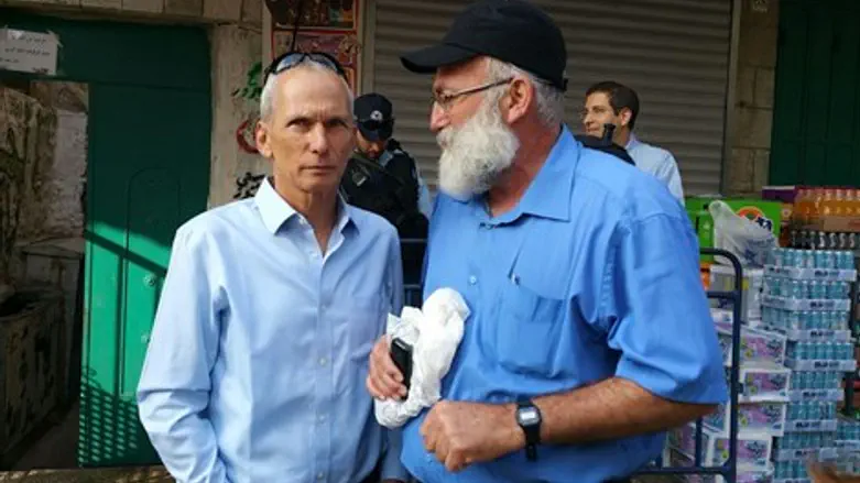 מתי דן (מימין) עם ח"כ עמר בר לב