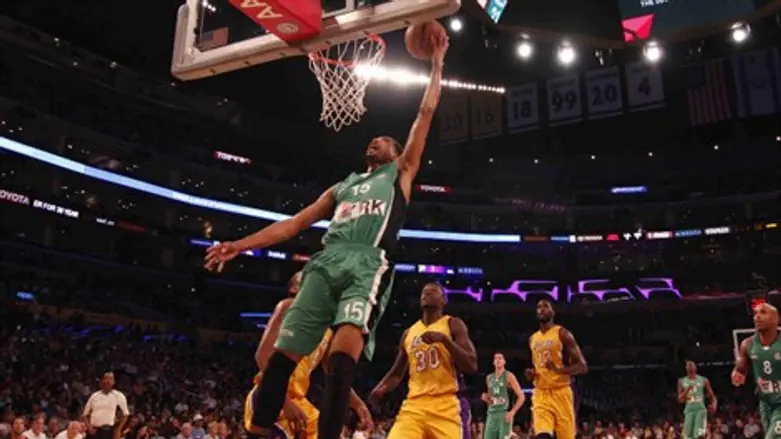 לא כוחות. רנה רוז'ו עולה לסל מול הלייקרס, לפנות בוקר