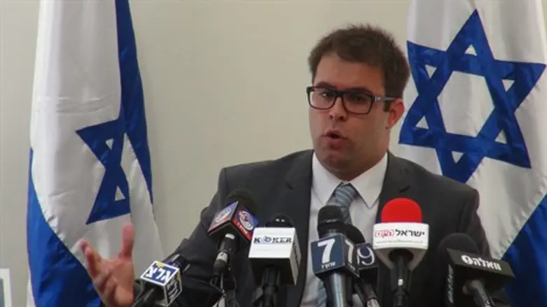 הגיש תביעה. חזן
