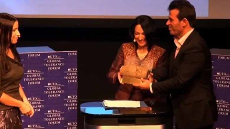 הענקת הפרס לאלתר