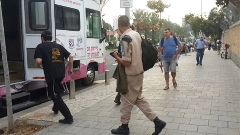 חייל עם הציצית שקיבל, סמוך לניידת חב"ד