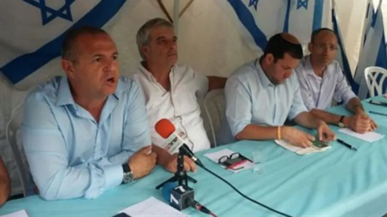Judea-Samaria leaders in protest tent
