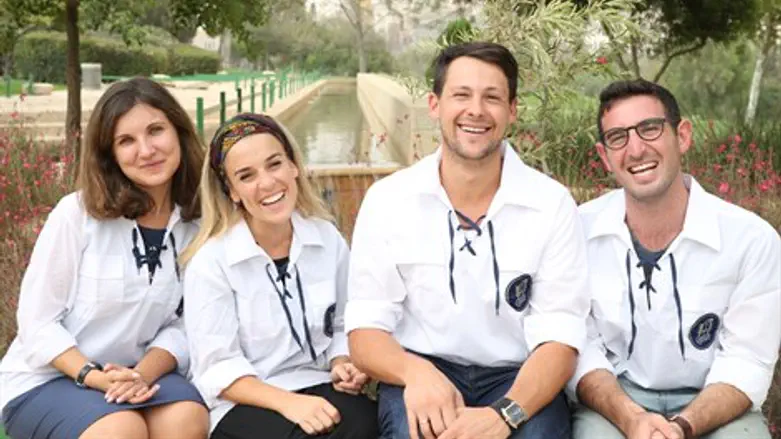 ראש מחלקת עולים חדשים בבנ"ע העולמית דניאל ויינר, דוד וליאורה גורדון ואלינה גרינשטיין