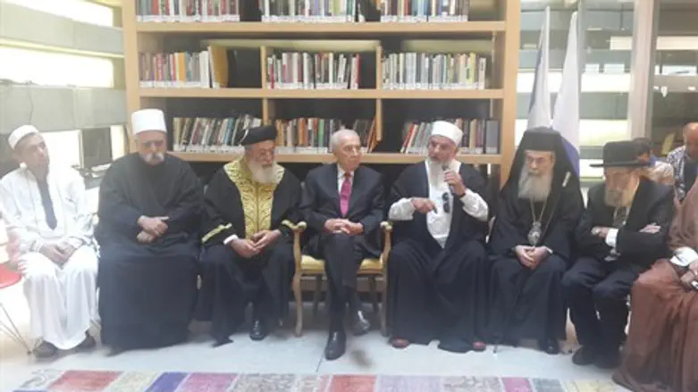 אנשי הדת עם פרס