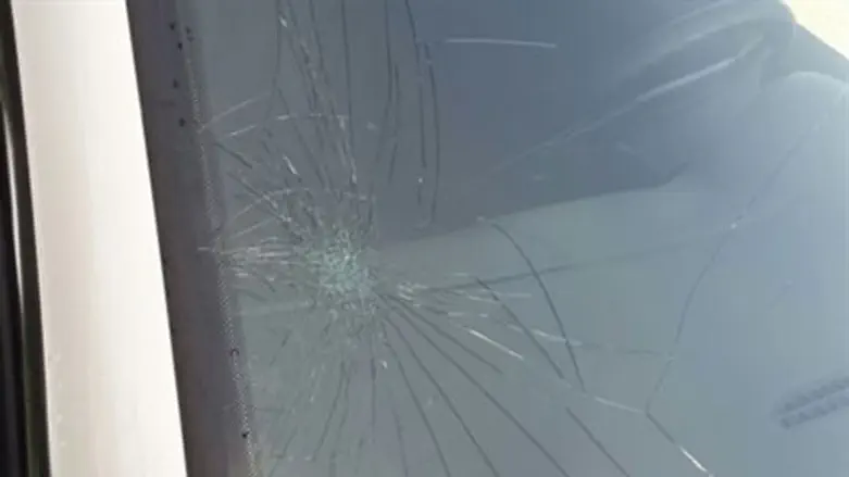 שמשת הרכב מנופצת