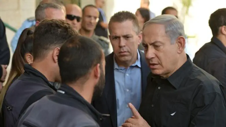 Erdan (C) and Netanyahu (R) at Border Police base