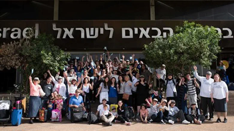 North American olim arrive at Ben Gurion airport