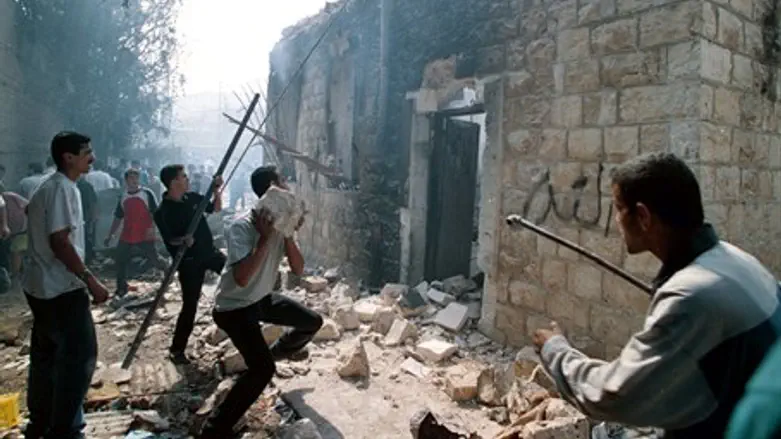 Arabs occupy and desecrate Joseph's Tomb in 2000