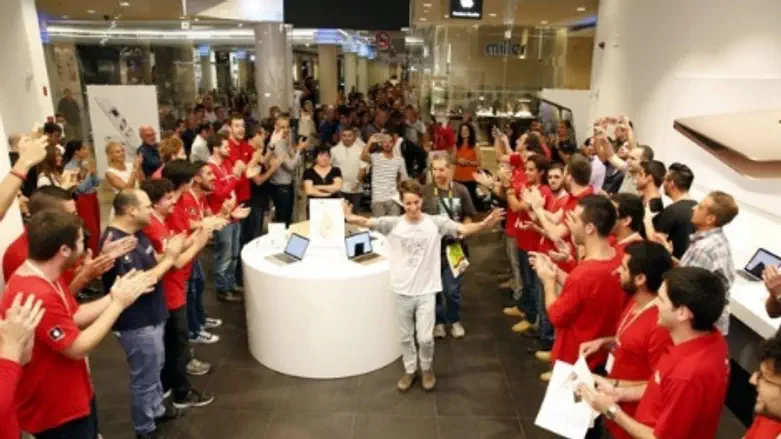 הרוכשים הראשונים נכנסים לחנות iDigtal ברמת אביב