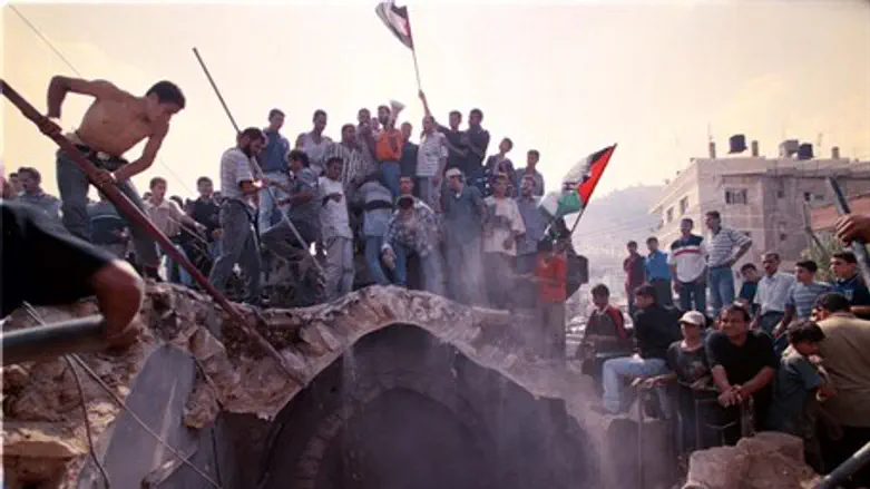 Arabs desecrate Joseph's Tomb in 2000