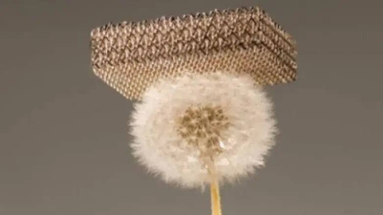 קלה כמעט כמו אוויר, המתכת החדשה Microlattice