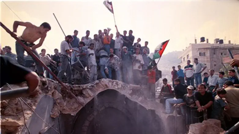 Арабы оскверняют гробницу Йосефа