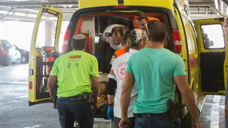 Wounded soldier arrives at Shaarei Tzedek
