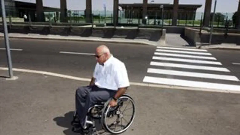 ח"כ מטלון בסמוך לכנסת