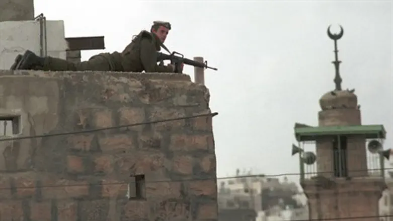 IDF soldier by Hevron mosque