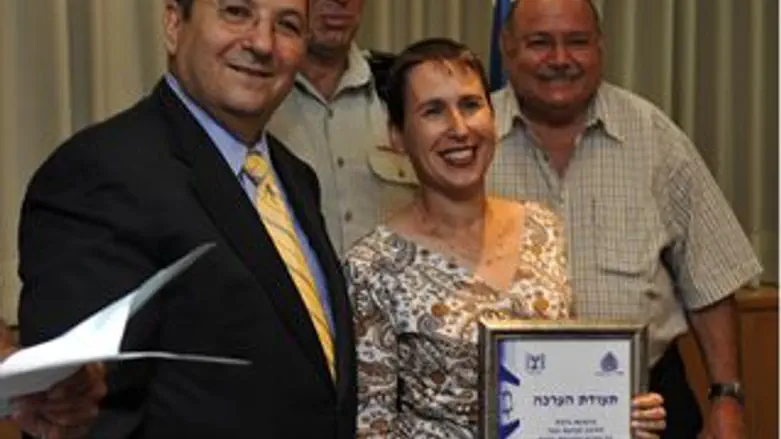 שר הביטחון עם מנהלת תיכון קבוצת יבנה