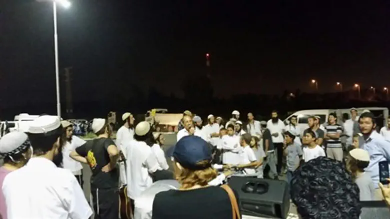 מלווה מלכה מול הכלא