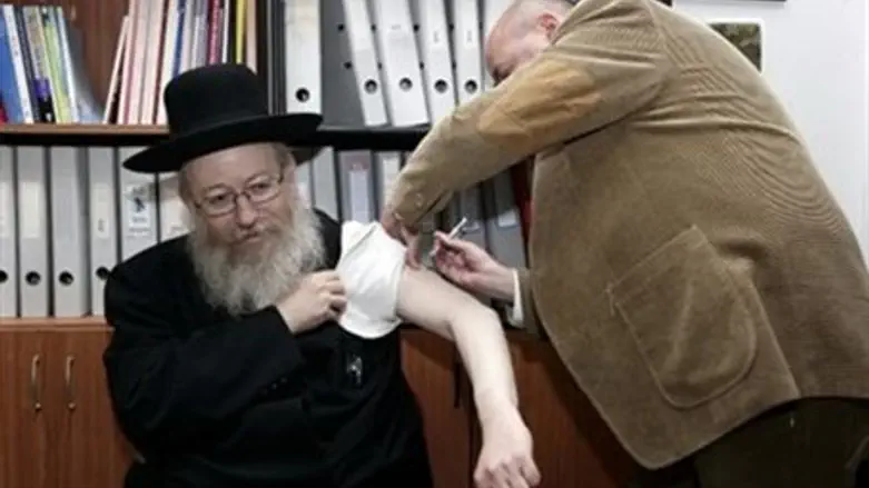 Min. Litzman receives flu shot (file)