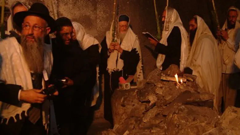 הרב מרדכי אליהו בקבר יוסף המחולל - סוכות תשס"ד