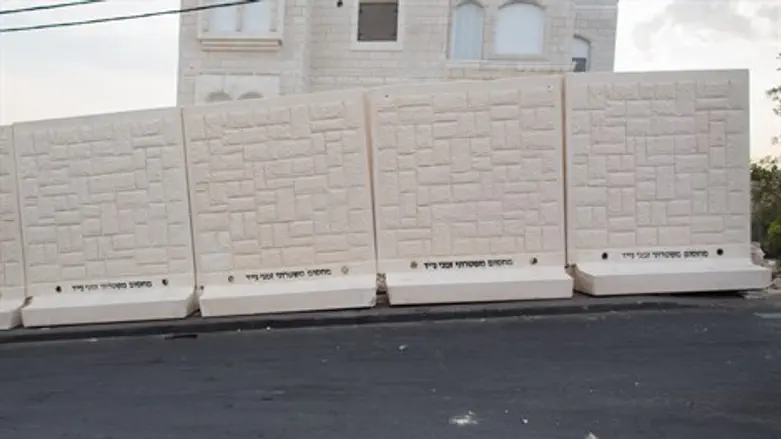 מחסומי בטון בארמון הנציב