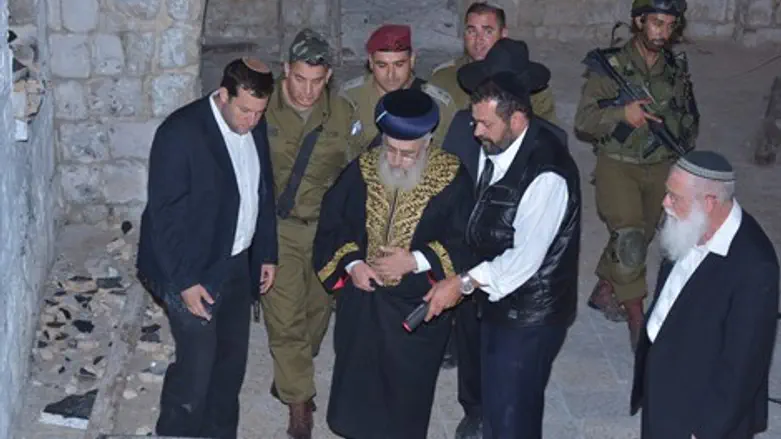 משלחת ישראלית בקבר יוסף השבוע, לאחר ההצתה.