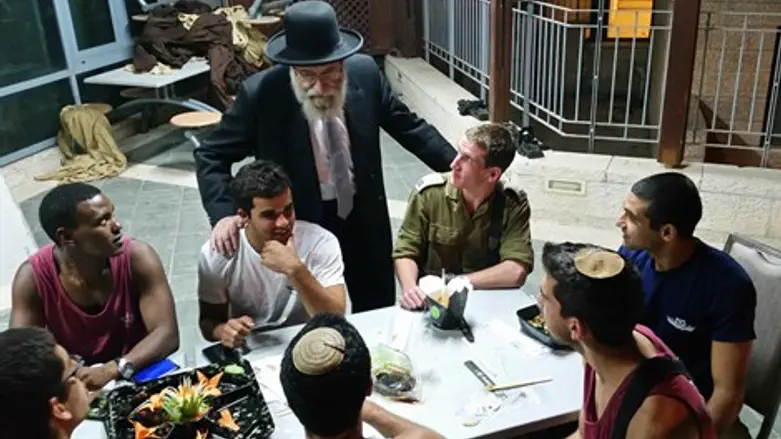הרב שטרן נפגש עם החיילים