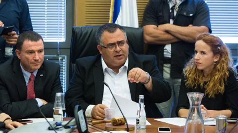ח"כ דוד ביטן (במרכז)