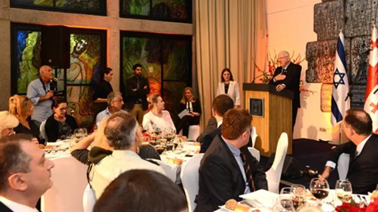 בית הנשיא, הערב