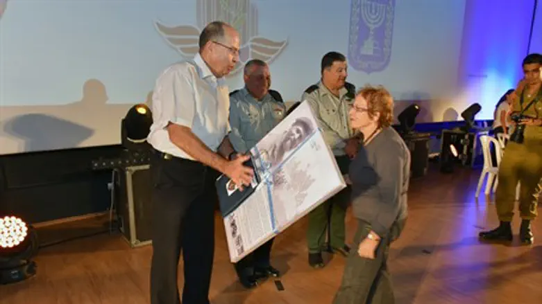 Ya'alon at ceremony in honor or COGAT