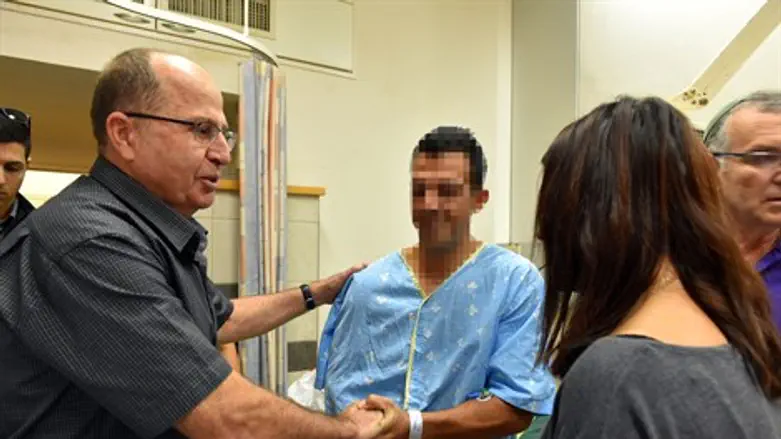 יעלון מבקר פצועים. היום