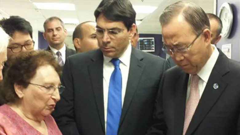 Дани Данон и Пан Ги Мун в больнице