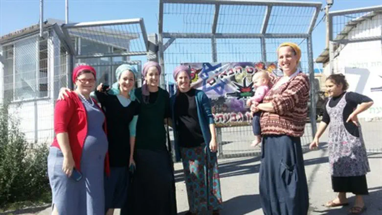 הנשים בכניסה למוצב