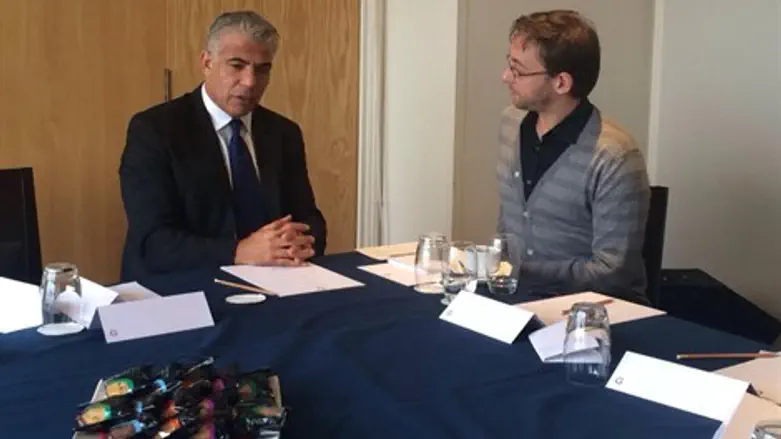 לפיד במפגש עם אחד העיתונאים בבריטיניה