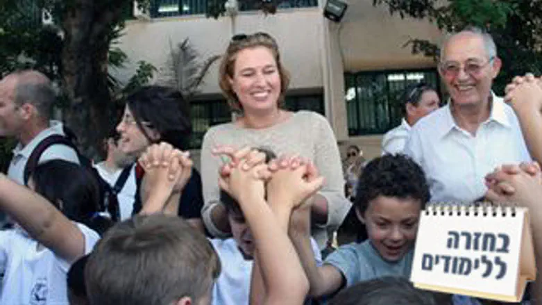 גם מתרגשת. לבני.