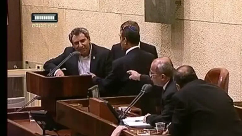 Охранники выводят Элькина по указанию Тиби