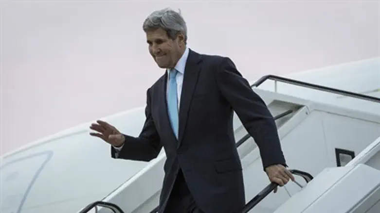 John Kerry disembarks (file)