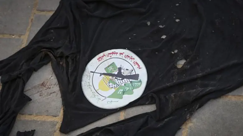 קרעי חולצתו של אחד המחבלים