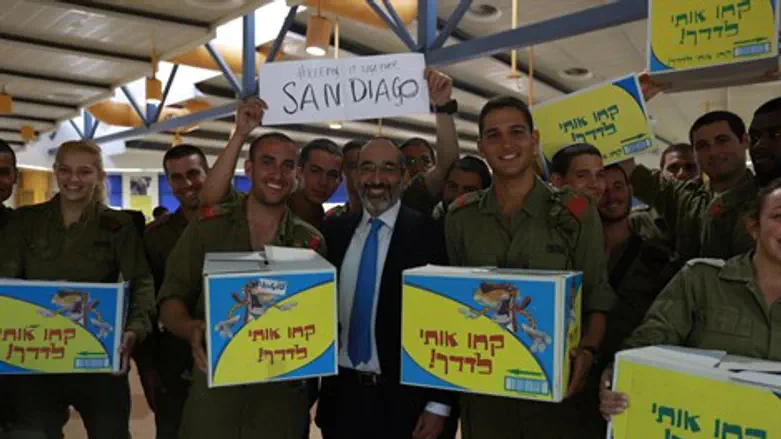 אומרים תודה. הרב גולדשטיין וחיילים