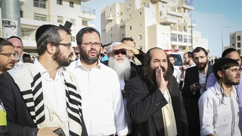 Beit Shemesh residents at scene of the attack (illustration)