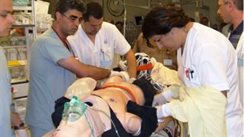 הצוות 'מטפל' בבובת הסימולציה. היום