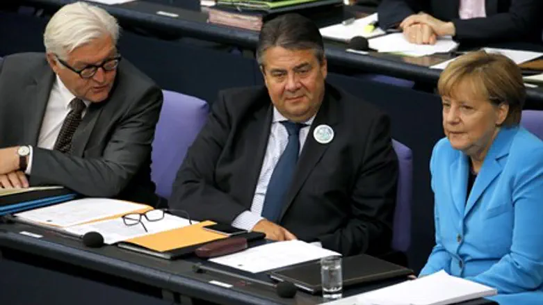 Sigmar Gabriel (center)