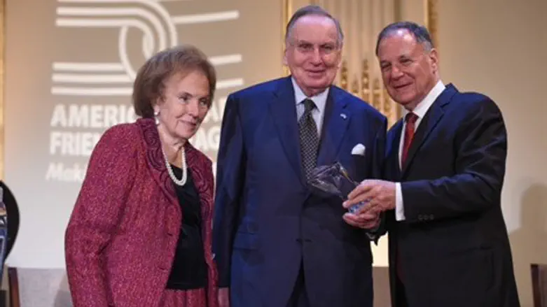 זלמן שובל מקבל את הפרס