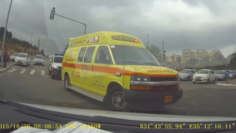 Скорая помощь с раненым солдатом