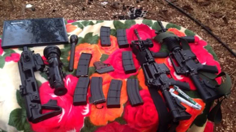 Арсенал оружия, изъятый у террористов