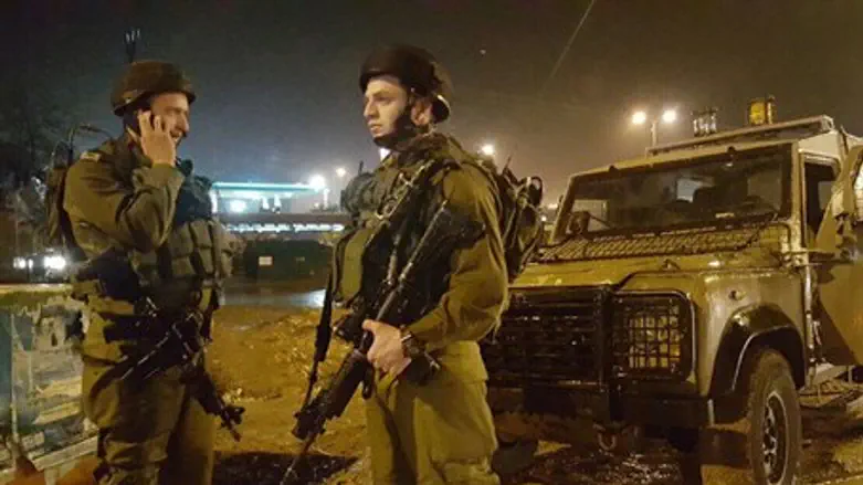 Солдаты ЦАХАЛа на месте теракта в Гуш-Эционе